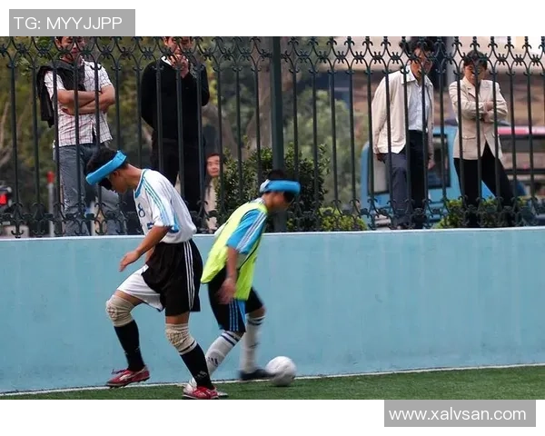 足球队员在失利后接受严格训练重塑自我迎接新挑战